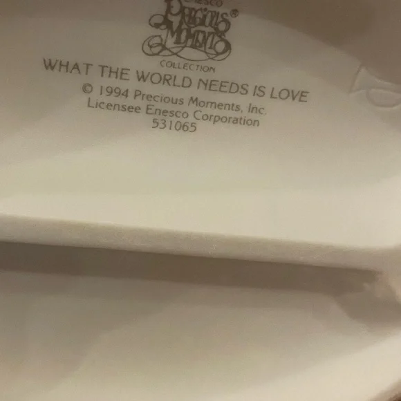 Precious moments figurine what the world needs is love #531065 - Picture 6 of 7